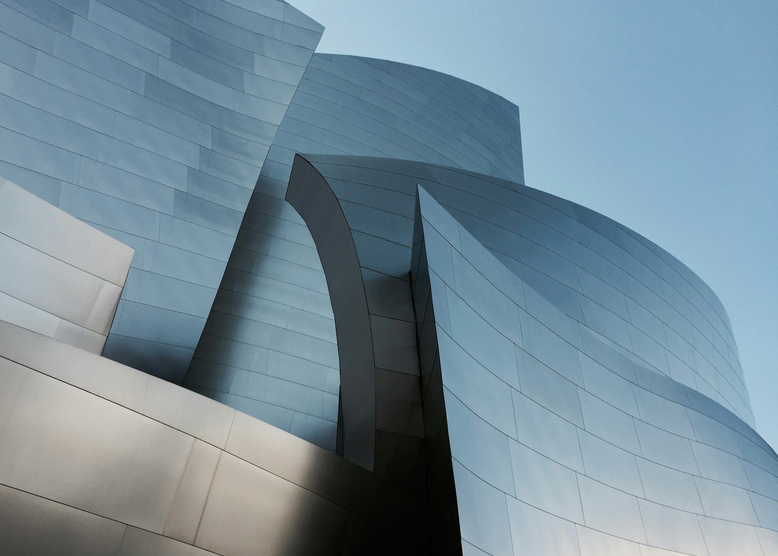Architekturzeichnung mit drei verbundenen Schichten, Methode, Architektur und Befähigung, als Sinnbild für ein KI-Betriebssystem im Mittelstand