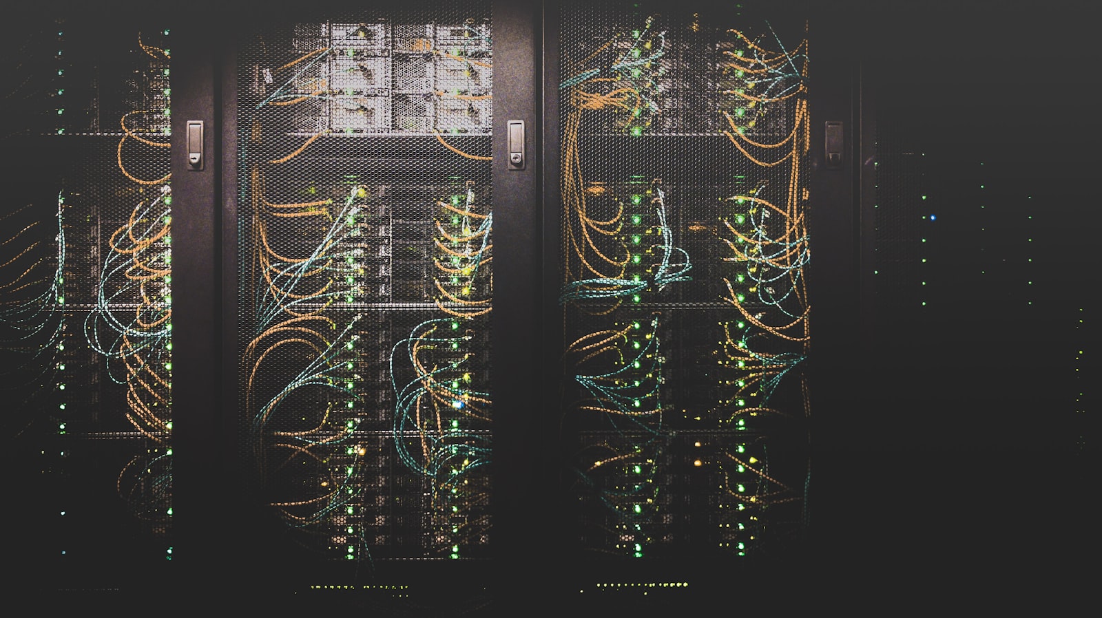 Strukturiert verkabelte Netzwerk-Switches in einem Rechenzentrum, Symbol für On-Premise-Infrastruktur und Datensouveränität