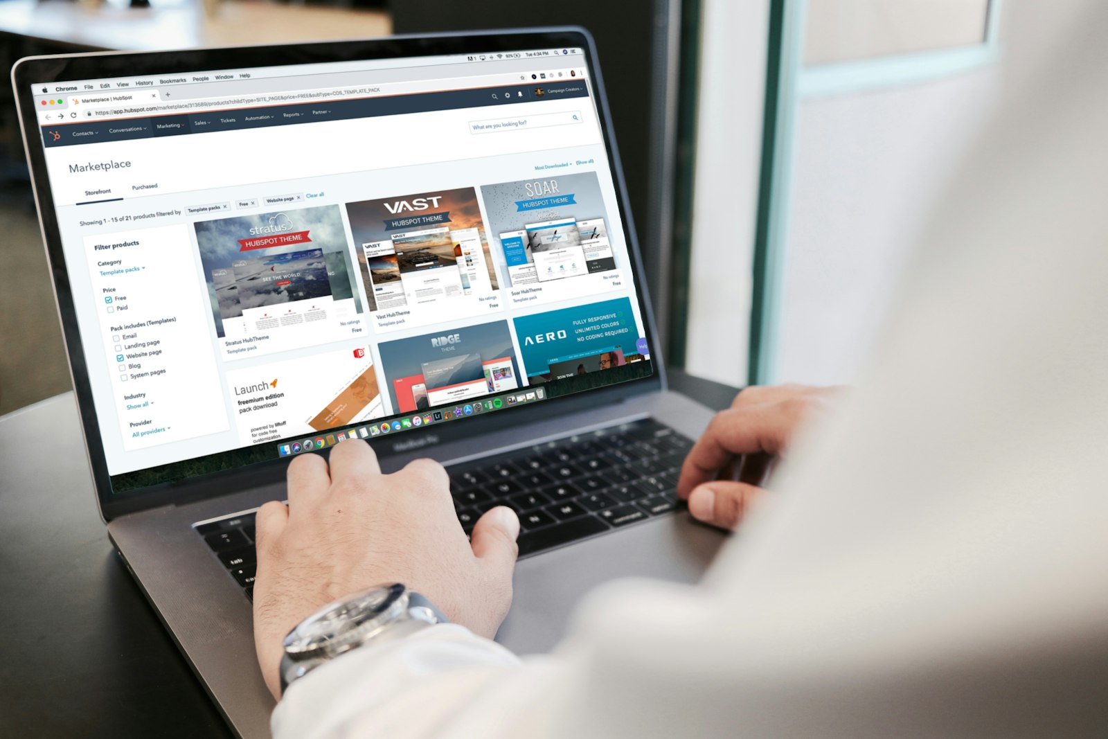 Person arbeitet konzentriert am Laptop, Symbol für digitale Vertriebskommunikation und Lead-Qualifizierung