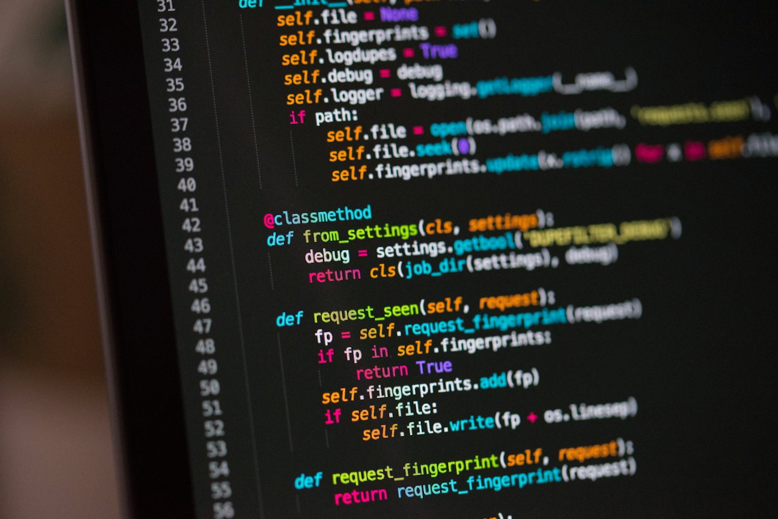 Bildschirm mit einem in natürlicher Sprache formulierten Auftrag, aus dem eine kleine Anwendung entsteht, Sinnbild für Vibecoding im Unternehmen